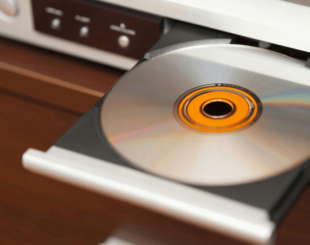 Ein DVD Player mit einer DVD darin